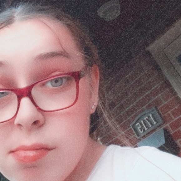 Meet your Posher, Bree - Picture 2 of 4